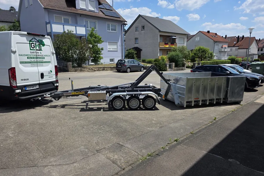 Container-Service von GHM-Service Hirsch: Transporter mit Abrollanhänger