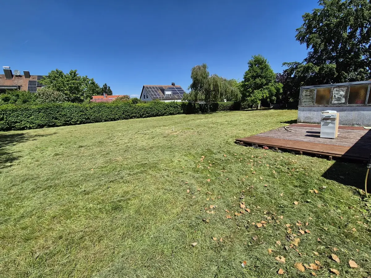 Gemähte Wiese nach der Gartenpflege