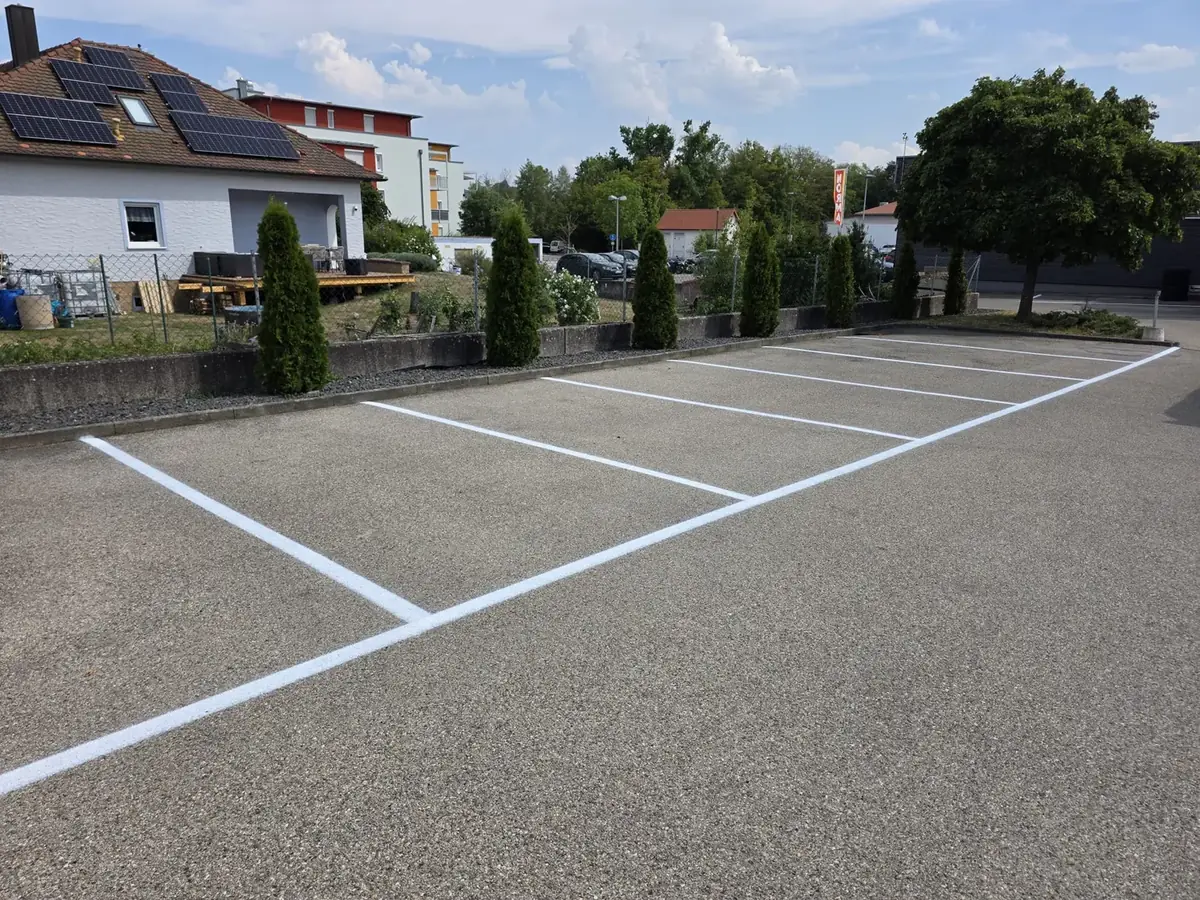 Parkplatz mit neuer Stellplatzmarkierung