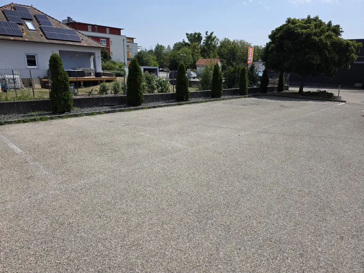Parkplatz mit verblasster Markierung
