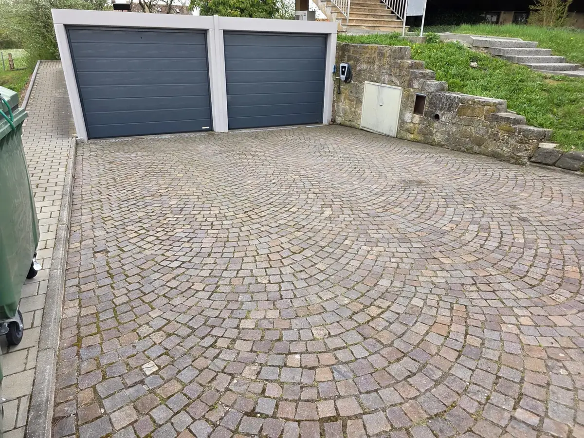 Gereinigte Pflasterfläche vor der Garage
